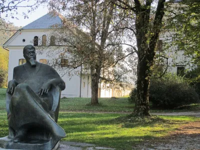 tavčarjev dvorec visoko, kip ivana tavčarja, delo Jake Savin&scaron;ka