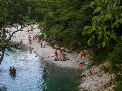 Kopali&scaron;če pod Napoleonovim mostom na reki Nadiža- naravno - umetno jezero Kreda - Dolina reke Radovne na severozahodu Slovenije -    - Naravna in neznana kopali&scaron;ča v Sloveniji - nenadzorovana območja vodnih povr&scaron;in brez upravljavcev in re&scaron;evalcev iz vode -   //FOTO: Bojan VelikonjaOPOMBA: ZA OBJAVO V PRILOGI &ndash; DNEVNIKOV OBJEKTIV - REPORTAŽA 2015 -