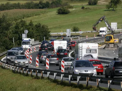﻿Zastoji na avtocesti Ljubljana- Koper, delovišče na izvozu UnecFoto: Tomaž Skale