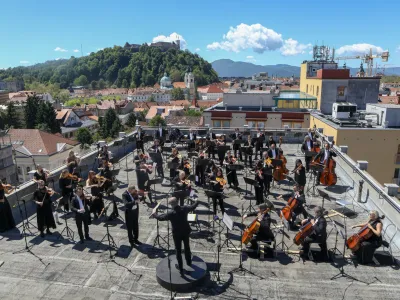 ﻿- 28.05.2021 – Simfonični orkester RTV Slovenija pod vodstvom dirigenta Rossena Milanova snemali filharmonični koncert na strehi Radia Slovenija - //FOTO. Luka Cjuha.