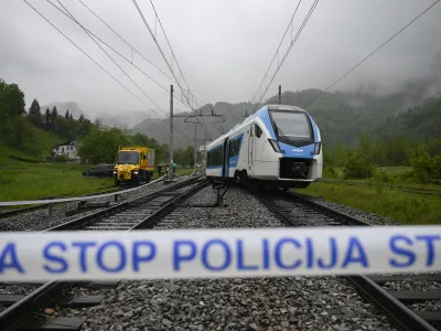 - 11.05.2023 - Iztirjen vlak v Kresnicah s 50 potniki. //FOTO: Nik Erik Neubauer