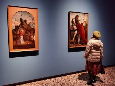 Obiskovalec razstave seveda pričakuje, da bo videl nekatere najbolj razvpite umetnikove stvaritve, in glede tega ne bo razočaran.