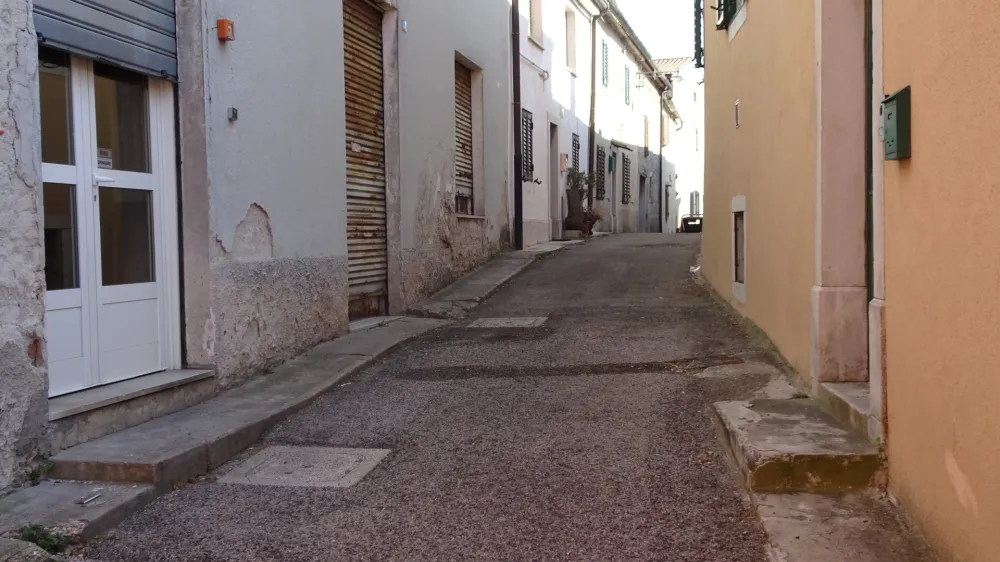 Sprehodite se po tipični ribiški ulici. 