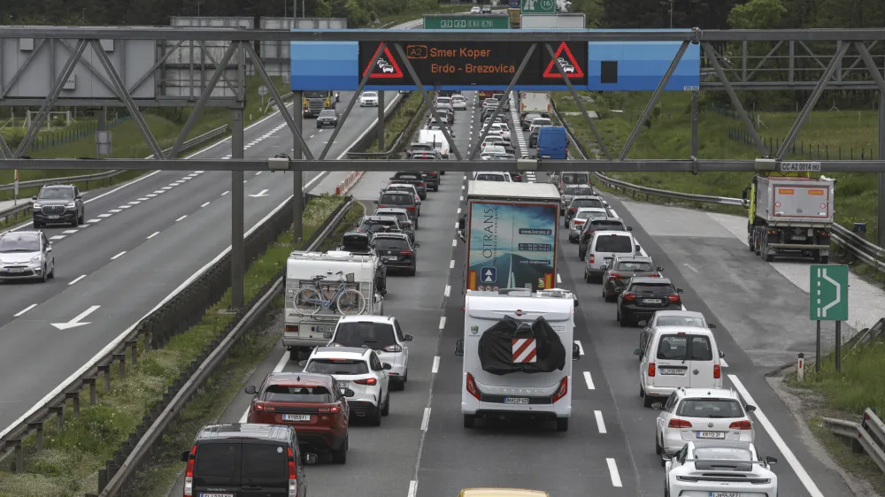 - 18.05.2023 &ndash; Ljubljanska obvoznica &ndash; prometni zastoj zaradi praznika Jezusovega vnebohod v nekaterih državah //FOTO: Luka Cjuha