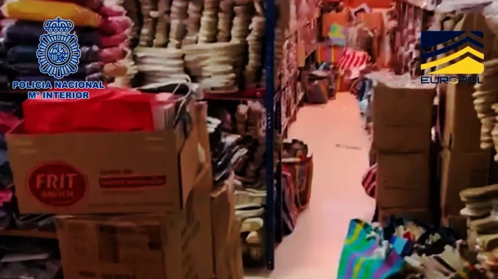 V devet mesecev trajajoči operaciji so aretirali 378 ljudi, zasegli pa dva milijona kosov ponaredkov (oblačil, čevljev, modnih dodatkov), vrednih okoli 87 milijonov evrov. 