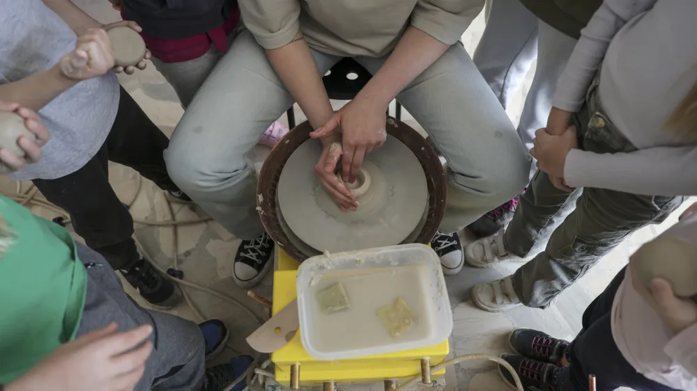 - oblikovanje gline - - 26.04.2023 &ndash; Studio Biskvit - Prvomajsko Biskvitovanje - počitni&scaron;ko kreativno varstvo za otroke med 6. in 14. letom //FOTO: Jaka Gasar