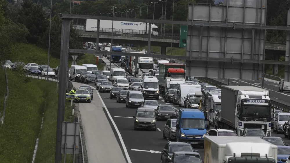 &raquo;Čaka nas verjetno eden najhuj&scaron;ih tednov, kar zadeva gost promet in zastoje na slovenskih cestah,&laquo; opozarjajo v prometnoinformacijskem centru. Foto: Luka Cjuha&nbsp;
