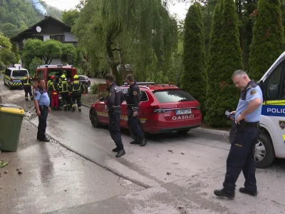 Utrinek iz Krač v Zagorju ob Savi, kjer so policisti in gasilci iskali pogrešano 40-letno domačinko, ki jo je odnesel tok hudournika. Foto: Gregor Naglav/RTV Slovenija