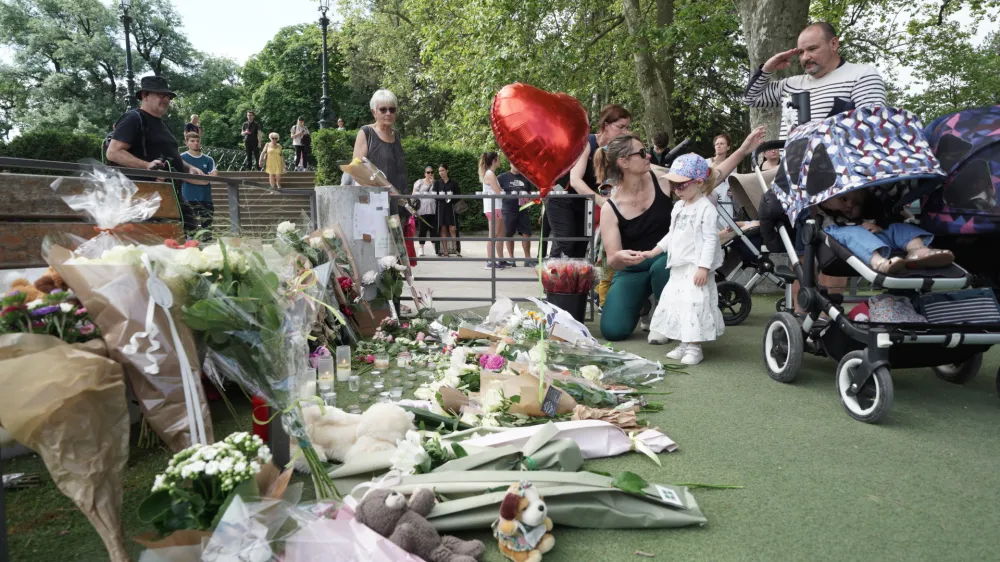 09 June 2023, France, Annecy: People place flowers near the scene at a lakeside park following a Knife attack in Annecy. Seven people, including six children, have been injured in a mass stabbing in the town of Annecy in the French Alps. Photo: Peter Byrne/PA Wire/dpa