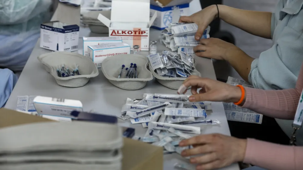 ﻿- cepivo COVID-19 Vaccine Moderna <br><br><br>- 10.03.2021 –Epidemija koronavirus COVID-19 v Sloveniji – množično cepljenje starostnikov proti bolezni covid-19 na Gospodarskem razstavišču v Ljubljani . //FOTO: Luka CjuhaOPOMBA: REPORTAŽA ZA OBJEKTIV 2021