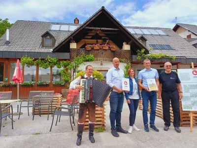Nadgradnjo Lo&scaron;ke poti v turistično daljinsko pohodni&scaron;ko pot so v družbi &scaron;kofjelo&scaron;kega župana predstavili na Križni gori na terasi Gostilne pri Bo&scaron;tjanu.