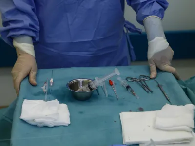 - operacija - kirur&scaron;ka odstranitev bolne, raz&scaron;irjene in nekompetentne vene - endovaskularni poseg - endovensko zdravljenje kronične venske insuficience - zdravljenje - zdravstvo -- 17.02.2020 &ndash; Dermatovenerolo&scaron;ka klinika UKC Ljubljana &ndash; Dermatokirurgija -  //FOTO: Luka Cjuha.