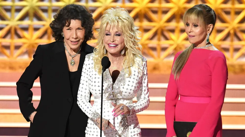 LOS ANGELES, CA - SEPTEMBER 17: (L-R) Actors Lily Tomlin, Dolly Parton and Jane Fonda speak onstage during the 69th Annual Primetime Emmy Awards at Microsoft Theater on September 17, 2017 in Los Angeles, California. (Photo by Kevin Winter/Getty Images)