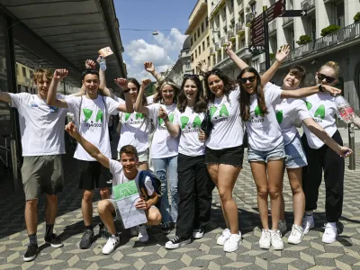 Učenci OŠ Koseze so zaključek šolanja proslavili s sprehodom po središču Ljubljane.
