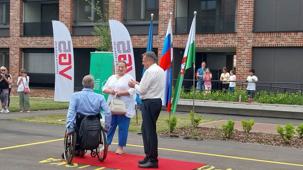 odprtje soseske Rakova jel&scaron;a II - JSS MOL - predaja ključev stanovalki