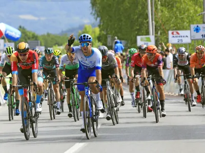 Dylan Groenewegen (v modro-belem dresu) je bil najhitrejši in še tretjič v zadnjih petih letih slavil etapno zmago v Rogaški Slatini. Foto: Andrej Petelinšek / Večer