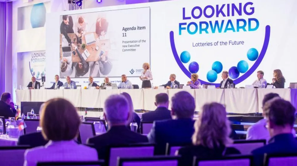 Predsednica uprave Loterije Slovenije in novoizvoljena predsednica Združenja evropskih loterij Romana Girandon med nagovorom članov skupščine.