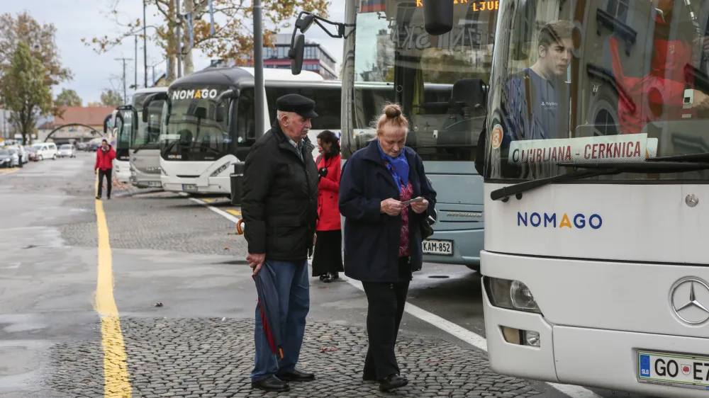 - simbolična fotografija &ndash; upokojenci &ndash; starostniki &ndash; starej&scaron;i - brezplačen medkrajevni javni potni&scaron;ki promet za vse upokojence in starej&scaron;e od 65 let &ndash;  - 05.11.2019 &ndash; Avtobusna postaja Ljubljana -  //FOTO: Luka Cjuha.