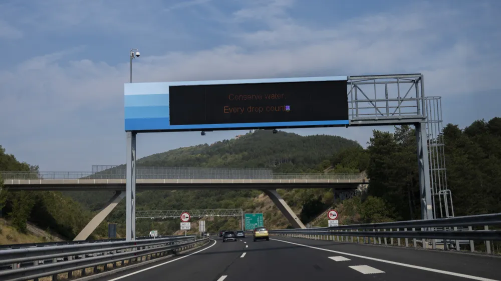 <br>- 23.07.2022 - primorska avtocesta - portal nad vozi&scaron;čem - opozorilni napis Redukcija vode zaradi su&scaron;e na Primorskem<br> <br><br> <br><br>//FOTO: Nik Erik Neubauer<br><br><br>OPOMBA &ndash; PREGLED LETA 2022<br>