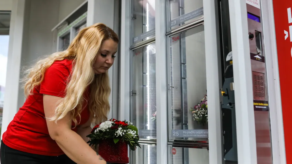 Cvetličarji vsako jutro preverijo stanje v avtomatu za &scaron;opke.&nbsp;