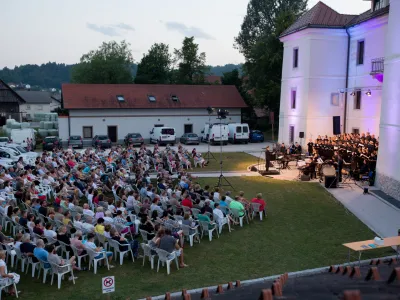 Simfonični orkester Cantabile med izvedbo Carmine Burane na logaškem poletnem festivalu leta 2019 Foto: Valter Leban Q