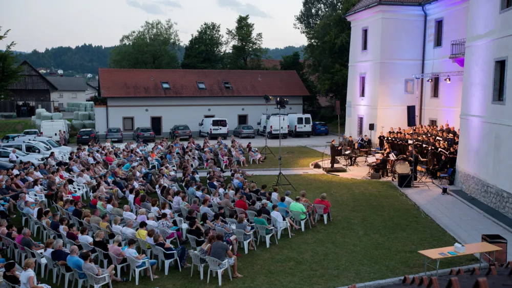 Simfonični orkester Cantabile med izvedbo Carmine Burane na logaškem poletnem festivalu leta 2019 Foto: Valter Leban Q