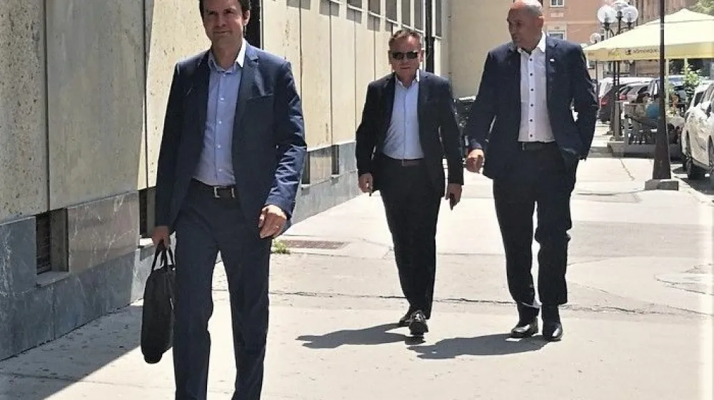 Uro&scaron; Urbanija (v ospredju), Janez Jan&scaron;a in njegov odvetnik Franci Matoz so skupaj pri&scaron;li na celjsko sodi&scaron;če, vseeno pa so vzdrževali določeno distanco. Foto: Mojca Marot