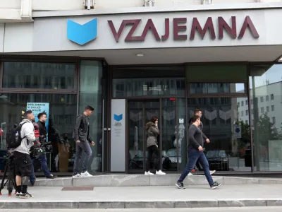 - Simbolična fotografija - Zavarovalnica Vzajemna Poslovalnica Ljubljana, Vošnjakova ulica 2 v Ljubljani - stavba - uprava<br><br>18.05.2023 – Vzajemna, zdravstvena zavarovalnica – uprava predstavila stališče in nadaljnje korake v zvezi z uredbo o določitvi najvišje cene premije dopolnilnega zdravstvenega zavarovanja in novelo zakona o zdravstvenem varstvu in zdravstvenem zavarovanju<br><br>//FOTO: Tomaž Skale<br>