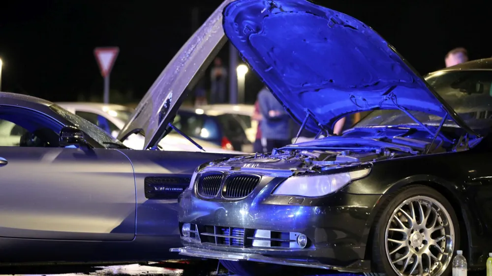 Na parkirišču nakupovalnega središča na jugu Zagreba je pozno sinoči voznik zapeljal v ljudi. Pri tem je bilo pet oseb ranjenih, življenje ene naj bi bilo ogroženo. <br>
