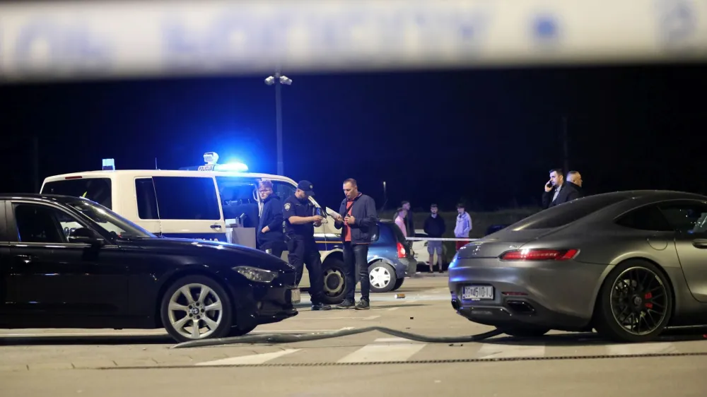 Na parkirišču nakupovalnega središča na jugu Zagreba je pozno sinoči voznik zapeljal v ljudi. Pri tem je bilo pet oseb ranjenih, življenje ene naj bi bilo ogroženo. <br><br>