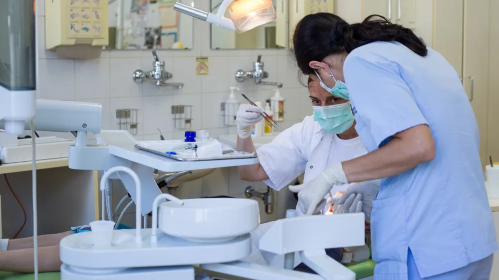 ﻿- 01.09.2016 - simbolična fotografija - Stomatološka klinika UKC Ljubljana - Center za otroško in preventivno zobozdravstvo (COPZ) - specialistično otroško zobozdravstvo - dentalna medicina - zobna medicina - zobozdravstvo - stomatologija - zob -   ..//FOTO: Maja Marko