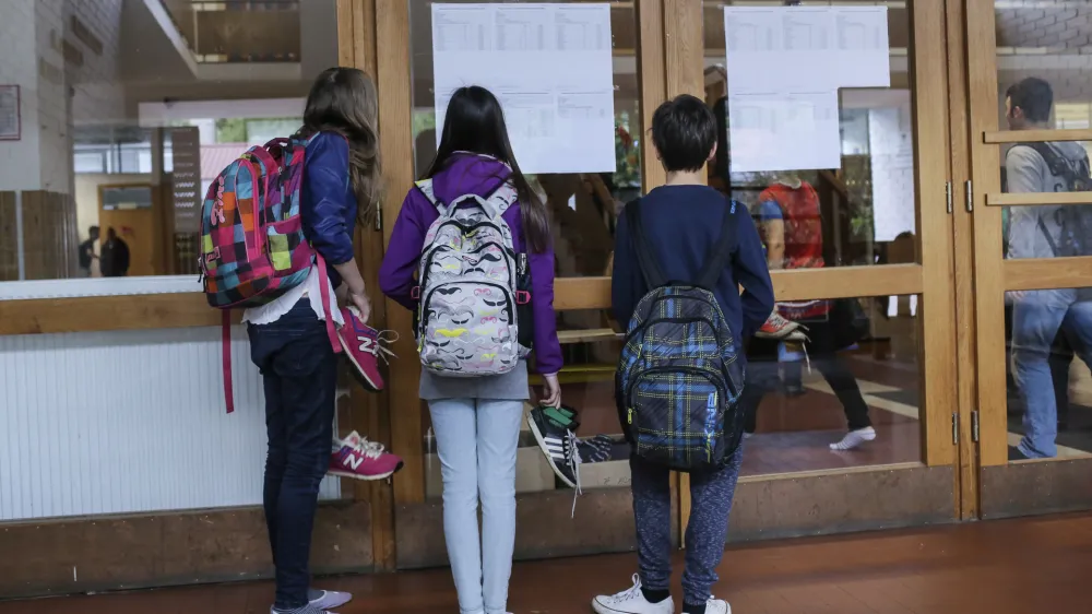 ﻿- Osnovna šola Valentina Vodnika v Ljubljani - šolski hodnik - osnovnošolci - učenci - šolstvo    - 07.05.2015 - Nacionalno preverjanje znanja (NPZ) v osnovnih šolah - pisno preverjanje znanja iz maternega jezika za učence 6. in 9. razreda -    //FOTO: Jaka Gasar