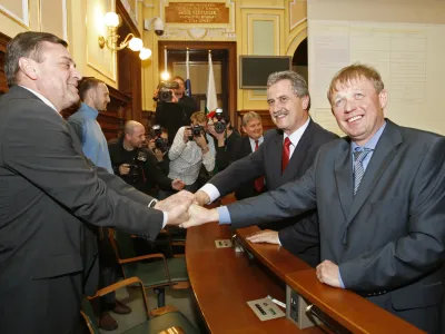 Petnajst let po tem, ko si je ljubljanski župan Zoran Janković segel v roke z novopečenima zasebnima partnerjema pri projektu Stožice, so si Jankovića ter nekdanja direktorja Grepa Zlatko Sraka (na sredini) in Uroš Ogrin (desno) lahko ponovno čestitali, saj jih je prvostopenjsko sodišče oprostilo očitkov kaznivih dejanj, povezanih s Stožicami.