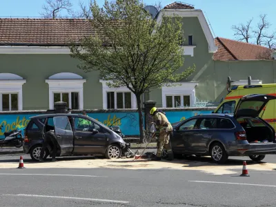 Zavarovalničarji podražitve avtomobilskih zavarovanj utemeljujejo tudi s tem, da se povečuje število delov, ki so v posameznih zavarovalnih primerih poškodovani ali uničeni, ti deli pa so dražji, kot so bili. Tudi vozila so vse dražja, opremljena z dražjimi in težje popravljivimi materiali. Fotografija je simbolična. Foto: Luka Cjuha 
