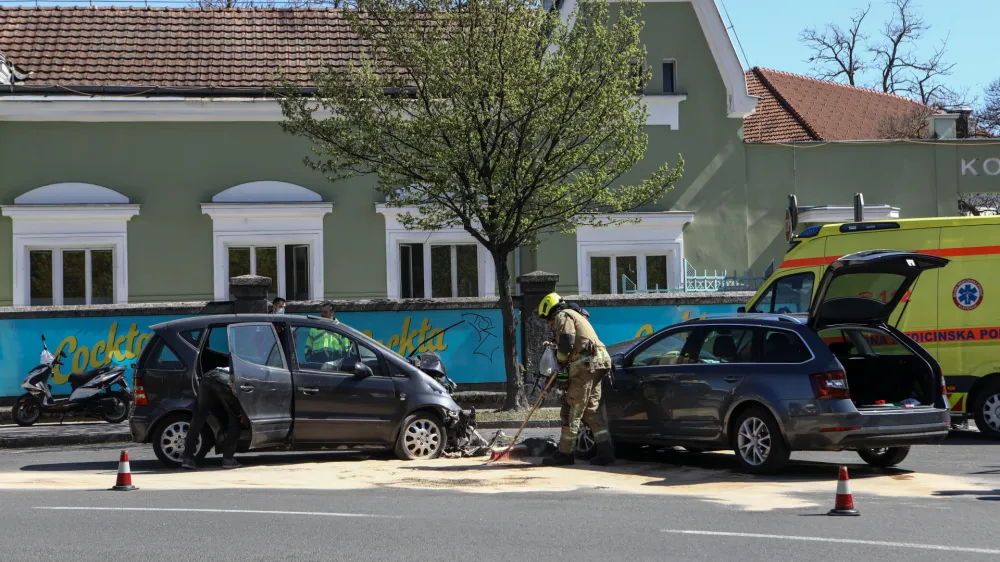 Zavarovalničarji podražitve avtomobilskih zavarovanj utemeljujejo tudi s tem, da se povečuje število delov, ki so v posameznih zavarovalnih primerih poškodovani ali uničeni, ti deli pa so dražji, kot so bili. Tudi vozila so vse dražja, opremljena z dražjimi in težje popravljivimi materiali. Fotografija je simbolična. Foto: Luka Cjuha 