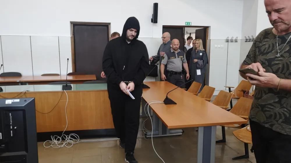 Sebastian Abramov je spet prišel v sodno dvorano s kapuco čez glavo, ko si jo je snel, pa smo lahko videli, da je bil v tem času tudi pri frizerju. 