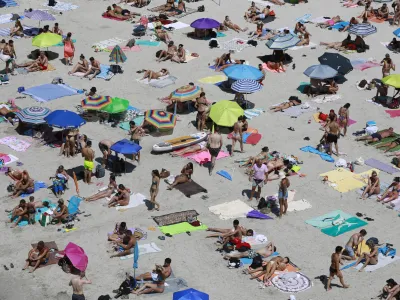 FILED - 18 August 2022, Spain, Llucmajor: People crowd at Cala Pi beach amid high temperatures. Photo: Clara Margais/dpa