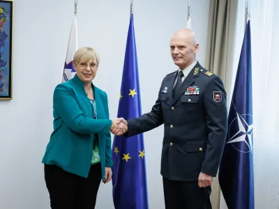 Ljubljana, ministrstvo za obrambo.<br>Srecanje predsednice republike Natase Pirc Musar z ministrom za obrambo Marjanom Sarcem nacelnikom Generalstaba Slovenske vojske generalmajorjem Robertom Glavasem.