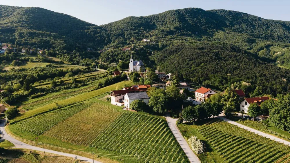 Restavracija Korak na vinorodnem hribovju Ple&scaron;ivica pri Jastrebarskem