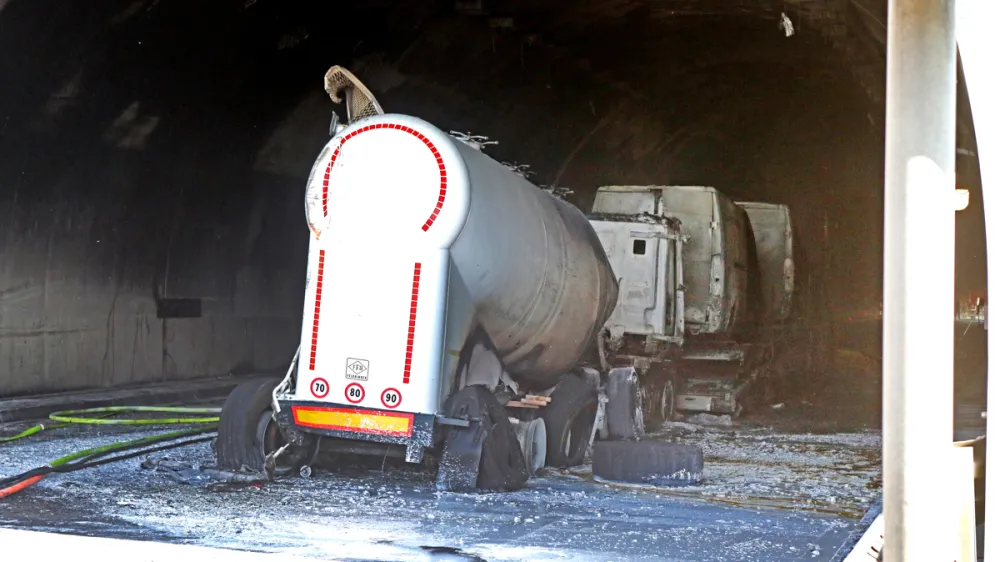 V tunelu Vodole je pri&scaron;lo do nesreče, zagorela so tri vozila. 