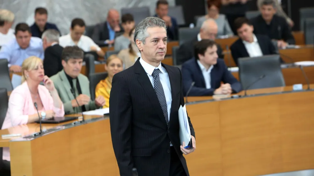 -predsednik vlade dr. Robert Golob<br><br> 26.06.2023 - Državni zbor - 11. redna seja DZ - poslanska vpra&scaron;anja predsedniku vlade Robertu Golobu in ministrski ekipi - zadnja redna sej pred parlamentarnimi počitnicami - <br><br>//FOTO: Tomaž Skale<br>