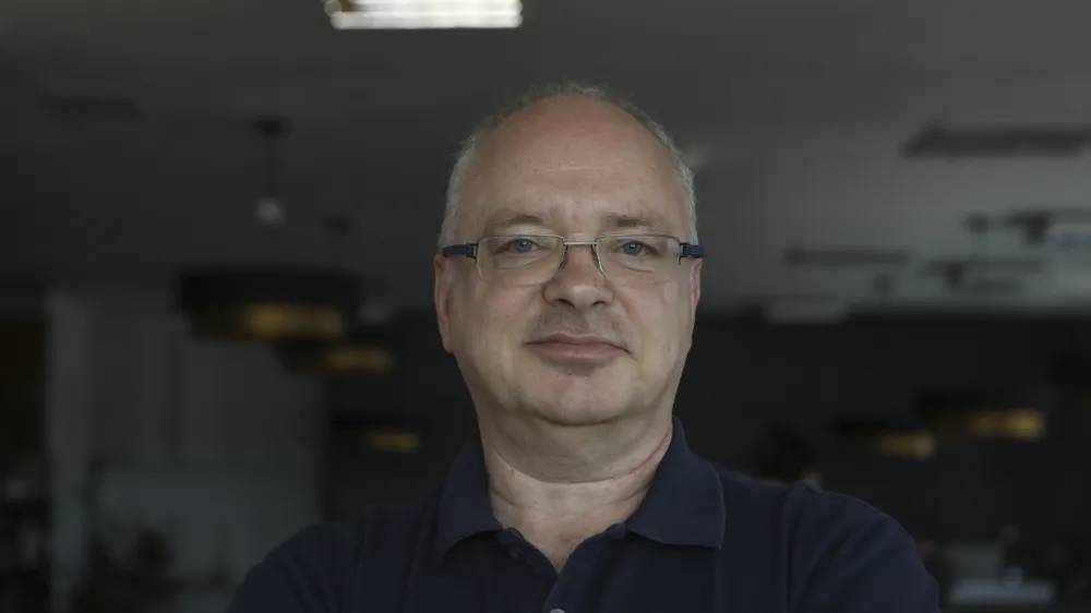 - 19.06.2023 - Dr. Dejan Verčič, profesor, avtor, podjetnik in partner v skupini Herman & partnerji, je v zadnjem desetletju, in sicer med leti 2010&ndash;2019, drugi najbolj citirani raziskovalec na področju globalnih odnosov z javnostmi na svetu. //FOTO: Luka Cjuha