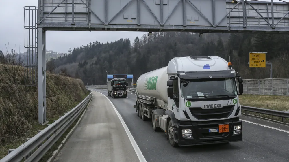 - 16.03.2016 - Trojane - &scaron;tajerska avtocesta - omejitev hitrosti - kamioni - <br><br><br>//FOTO: Jaka Gasar
