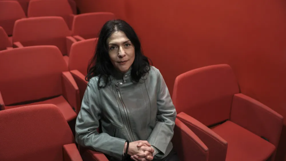 - 21.04.2023 – Andrina Mračnikar, koroška slovenka – avstrijska filmska scenaristka in režiserka celovečernega dokumentarnega filma Izginjanje /Verschwinden //FOTO: Jaka GasarOPOMBA: DNEVNIKOV OBJEKTIV – INTERVJU 2023