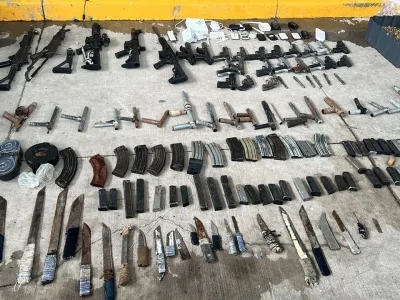 Weapons, magazines, ammunition and handmade weapons are displayed after being seized by members of the Military Police of Public Order after the Honduras Armed Forces took over the control of the prisons nationwide as part of the "Fe y Esperanza" operation, in this handout picture released on June 26, 2023. Honduras Armed Forces/Handout via REUTERS THIS IMAGE HAS BEEN SUPPLIED BY A THIRD PARTY. NO RESALES. NO ARCHIVES