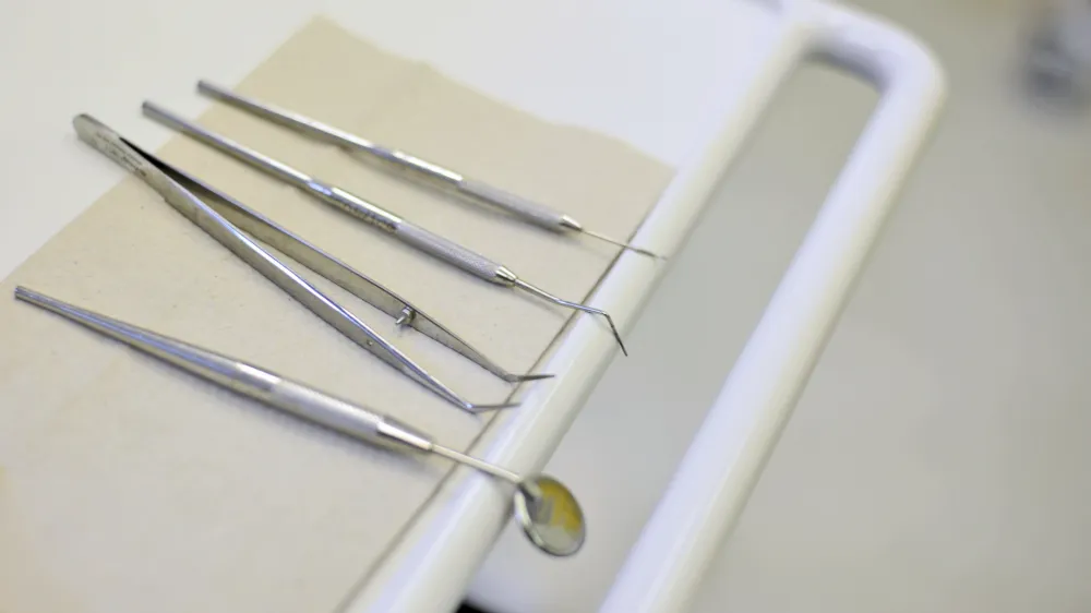 Rekonstrukcija dogodka v zobozdravstveni ambulanti naj bi bila ključna za razbremenitev krivde spolnega napada.
Foto: Tomaž Zajelšnik 