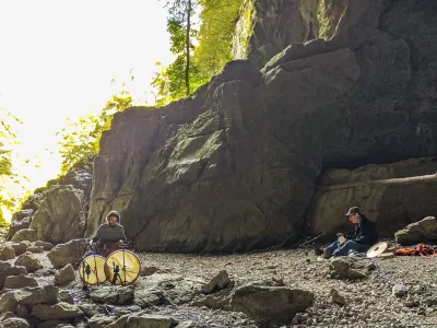 Živi mostovi je glasbeni projekt dveh zvočnih raziskovalcev – slovenskega Sama Kutina in francoskega Pascala Battusa. 