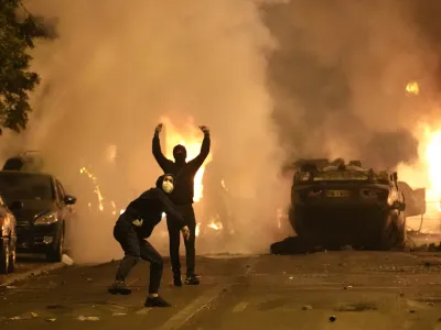 Francoske oblasti so se z močnimi okrepitvami policijskih patrulj &scaron;irom države trudile preprečiti nadaljevanje izgredov in vandalizma po policijskem uboju najstnika Nahela. F AP