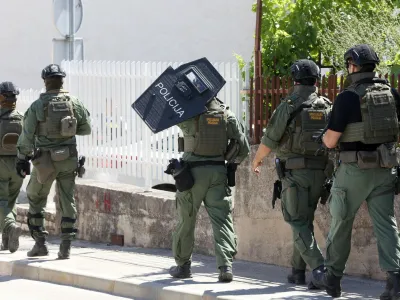 29.06.2023., Trogir - Policija traga za muskarcem koji je oko 12:15 sati u Trogiru, u Ulici A. Stepinca pucao u glavu drugom muskarcu. Ranjeni muskarac s teskim je ozljedama prevezen u splitsku bolnicu. Photo: Ivana Ivanovic/PIXSELL