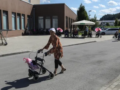 ﻿simbolična fotografija - starejši - starostniki - upokojenci<br><br><br> - 14.07.2020 – DEOS Center starejših Notranje Gorice - zasebni socialnovarstveni zavod – dom starostnikov  //FOTO: Luka Cjuha.